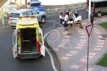 Un mujer evacuada en ambulancia tras sufrir una caída en San Juan (Foto TA)